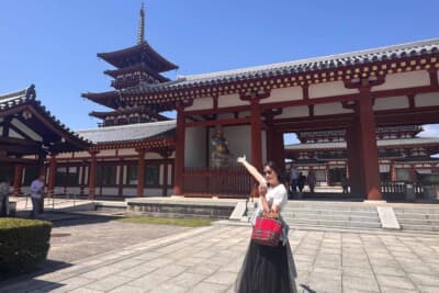 翌朝、吉田由美さんが薬師寺境内を散策。右手奥には西塔がそびえ、モーニングタイムセレブレーションの会場となった白鳳伽藍エリアへと続く