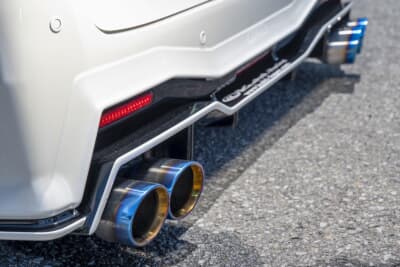 トヨタ アルファード：チタンブルーの出口が美しいマフラーは、クールレーシングのスラッシュ4テールマフラー