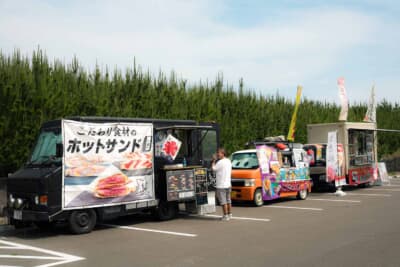 スマート ロードスター：福島オープンカーフェスには地元ディーラーが車両を展示したり、人気のキッチンカーも数多く出店してイベントを大いに盛り上げた