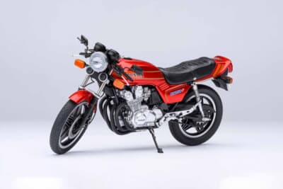 ホンダ CB750F：鮮やかなキャンディレッドのボディカラーと美しいプロポーションが、1/12スケールとは思えないリアルさを放つ