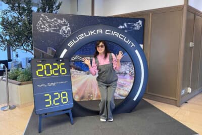 鈴鹿サーキットホテルに設置された2026年記念オブジェで映える吉田由美さん
