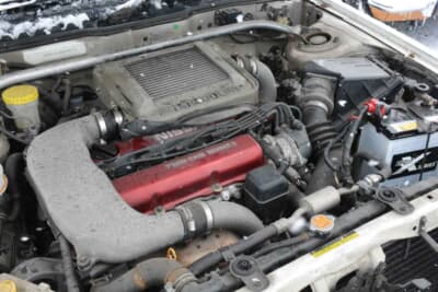 日産 ブルーバード SSS-R：赤いカムカバーが印象的な、2リッター直4ターボのSR20DETエンジン。インタークーラーやエアクリーナーが社外品に変更されている