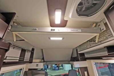 レガードNeo+:天井から現れるプルダウンベッド。1970×1360mmという、家庭用レギュラーダブルベッド並みの広さを誇る