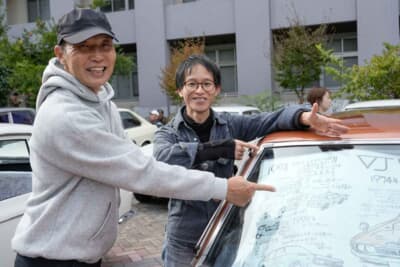 日産 バイオレットバン：購入時は窓枠が錆びて落ちる寸前だったと語る井田さん（右）と、共同管理するスタンザ乗りの友人、沼川さん（左）