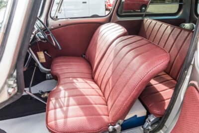 スバル 360カスタム：前オーナーによって真っ赤な生地で美しく張り替えられたシート