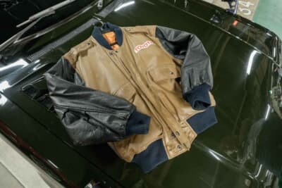 トヨタ セリカ 1600GT リフトバック：オーナーのトヨタ愛を感じさせる、レアなレザー製のトヨタロゴ入りスタジアムジャンパー