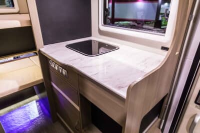 VANTECH ASTRARE TRIAS 480：エントランス横にあるコンパクトなキッチンシンク。天板も美しく、実用性とデザイン性を兼ね備えている