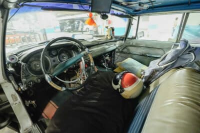 ポインター：クライスラー インペリアルの面影を色濃く残すダッシュパネルと広大なベンチシート