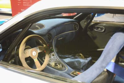 マセラティ グランスポーツ トロフェオ:アルカンターラ張りのダッシュボードと、必要最小限のスイッチ類