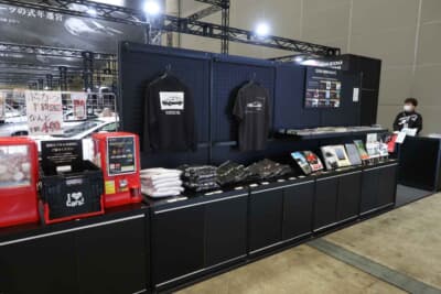 ブースにはアパレルや復刻カタログなど、新規ファンを獲得するアイテムを展開