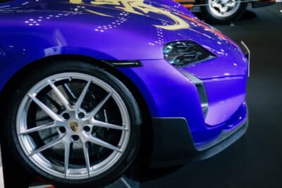 タイカンターボGT専用に開発されたエアロブレード付きフロントスポイラー　が備わる