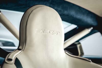 （落札価格非公開）でシールド競売にかけられた「ポルシェ 911 リイマジンド by シンガー DLSターボ」（C）Courtesy of RM Sotheby's