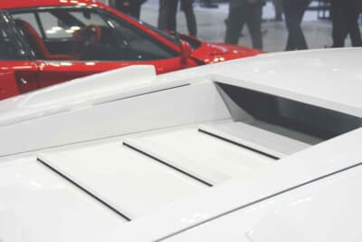 ランボルギーニ カウンタック LP400S：放熱用スリットが刻まれた美しいエンジンフードだ