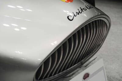 チシタリア アバルト 204A：フロントグリル上部に誇らしく輝くブランドエンブレムだ