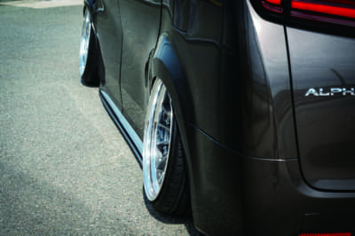 トヨタ アルファード：足回りを調整するアイテムは、Jライン製、Tディメンド製、メーガンレーシング製などのアイテムを使ってセッティング。エアサスはぶひん屋リバーランド製    