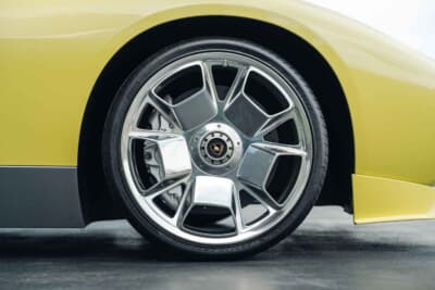 ランボルギーニ ミウラ コンセプト：フロントには245/35ZR20のPゼロを装着