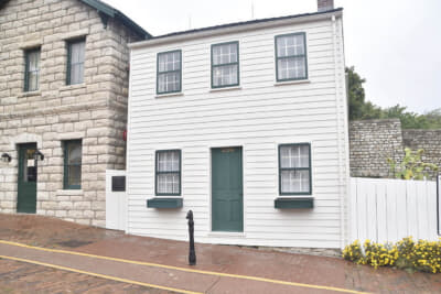 トムの家。右側の白いフェンスが物語に登場する有名なフェンス