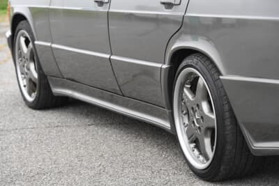 メルセデス・ベンツ 190E：サイドスカートからリアフェンダーのライン。もともとオープンデフの車両だが、190E 2.3-16の機械式LSDを移植することで、高いコーナリング性能を獲得している