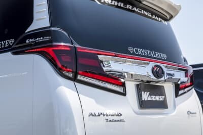 トヨタ アルファード：リアガーニッシュ上の一文字ラインがポイントのテールランプはクリスタルアイのファイバーLEDテール