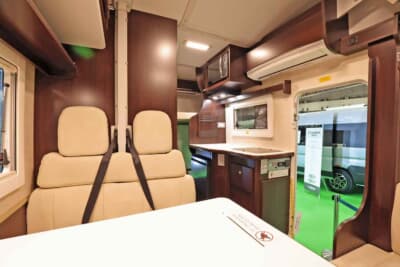 レガードNeo+:乗車定員8名というゆとりの設計が、多人数での長距離移動の疲労を軽減してくれる