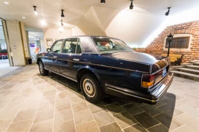 ロールスロイス シルバースパーII：直線基調を取り入れた重厚なリアスタイル。現代の高級車にも通じるデザインだ