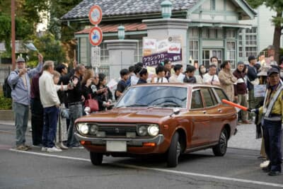 日産 バイオレットバン：イベント終了後、大勢の観客に見守られながら群馬大学桐生キャンパスを退出する井田さん
