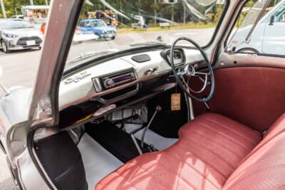 スバル 360カスタム：シンプルながら機能的なダッシュボードとステアリングまわり