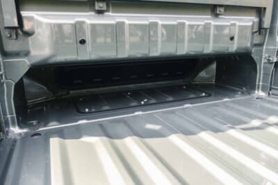 スズキ スーパーキャリイ Xリミテッド：荷台床面をキャビン下まで潜り込ませたトンネル構造。高さ230mm、幅1315mmのこのスペースがフロア長1975mmを可能にしている