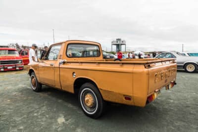 シボレー LUV：リア斜め後ろからのスタイリング。鮮やかなオレンジのボディカラーが会場でひときわ目を引いた