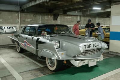 ポインター：展示車両の周りは、常に当時を懐かしむウルトラ世代の見学客で賑わいを見せていた