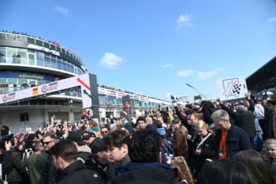 ポールポジションのフェルスタッペン周りは人だらけで何も見えません