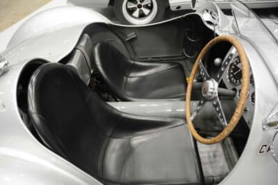 チシタリア アバルト 204A：スパルタンな運転席。大径のウッドステアリングが備わる