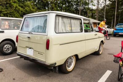 ミツビシ 360バン：軽規格を最大限に活用して広大な荷室を確保。当時は配達で大活躍した