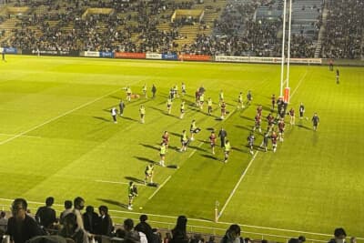 三重ホンダヒート：楕円球を追う姿。企業スポーツの誇りをピッチ上で静かに体現している