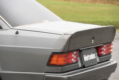 メルセデス・ベンツ 190E：トランクリッドに装着された小ぶりなリアスポイラー。エボIIのような大型ウイングとは対照的な控えめなデザインだが、空力性能を高めつつリアビューを精悍に引き締めている