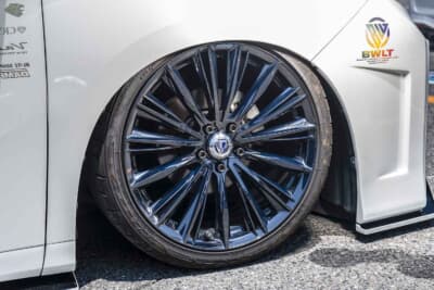 トヨタ アルファード：リム被りにセットされたホイールはベルサス・ストラテジーア・ヴォウジェの20インチ