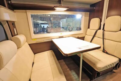 レガードNeo+:ダイネットのシートまわり。走行安定性を損なわないよう、バッテリーなどの重量物は床下に配置されている