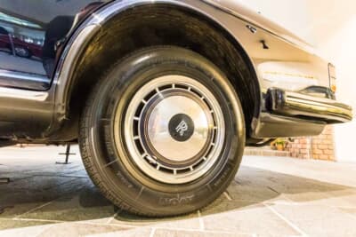 ロールスロイス シルバースパーII：ボディ同色でペイントされたリングが特徴的な、純正のホイールキャップ