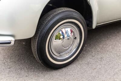 スバル 360カスタム：佐々木さんが以前から所有していたというホワイトリボンのバイアスタイヤ