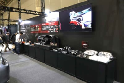 新たに復刻された4A-Gのシリンダーブロックなど、心臓部のパーツ