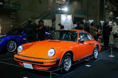 クッキーカッタースタイルのアロイホイールを履くオレンジ色のGモデル