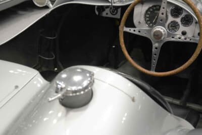 チシタリア アバルト 204A：ドライバーズシート後方にはフューエルキャップが備わる