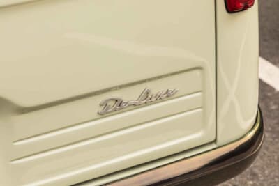 ミツビシ 360バン：当時の商用モデルとしては非常に豪華なデラックス仕様。バッジが輝く