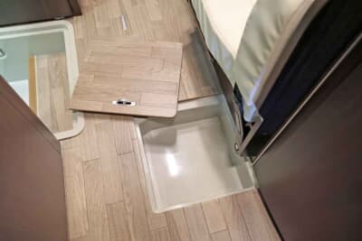 レガードNeo+:「レガードNeo+」の特徴のひとつである床下収納。小物の整理にとても便利だ