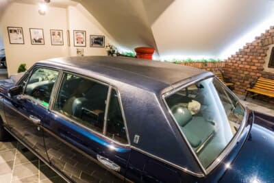 ロールスロイス シルバースパーII：車内の静粛性を高めるために施工された、ボディ同色のレザートップ