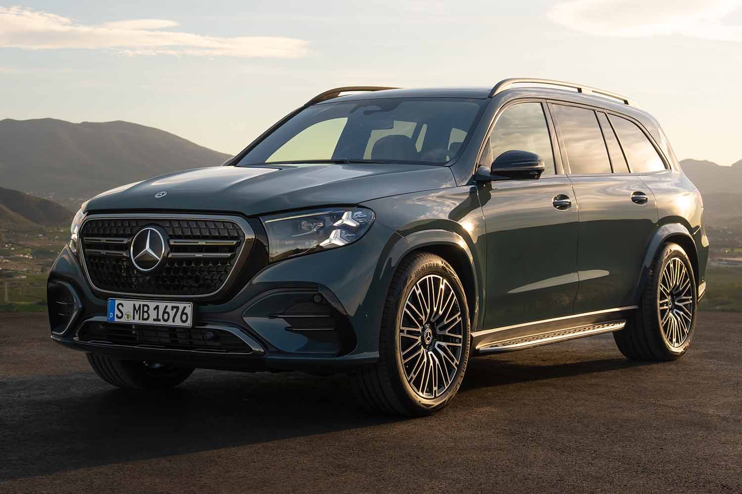 Mercedes-Benz Unveils Updated GLS: V8 Power and AI Take the SUV to New Heights