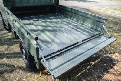 スズキ スーパーキャリイ Xリミテッド：三方開きの荷台を展開した状態。一般的なコンパネ（900×1800mm）が悠々と積めるスペースが確保されている