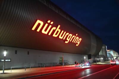 ニュルブルクリンク：夜の映えスポット。駐停車禁止区域のため、愛車撮影中のカップルが切符を切られていました