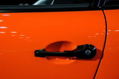 引き起こし式ドアハンドルのデザインはGシリーズ以降の世代にも継承され、現行型にもその造形の記憶が宿る