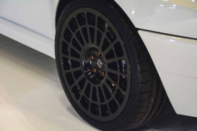 ホイールは当時の純正ホイールをリスペクトしたデザインになっている